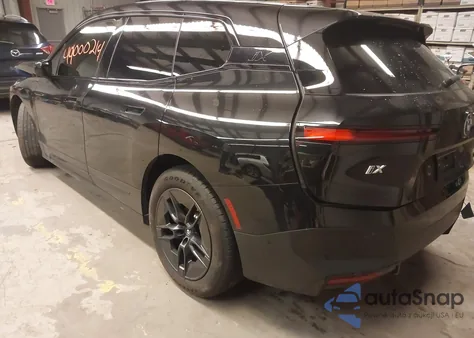 2025 BMW Ix xDrive50 z USA, uszkodzony, nr VIN WB523CF0XSCS21451